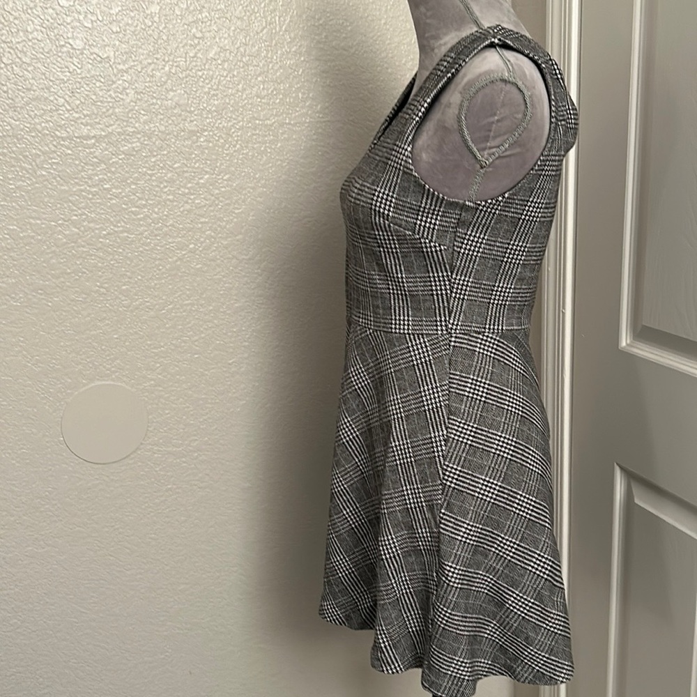 🔥Banana Republic plaid mini dress. Black and white, v-neck, sleeveless. Size 6 - Picture 4 of 9